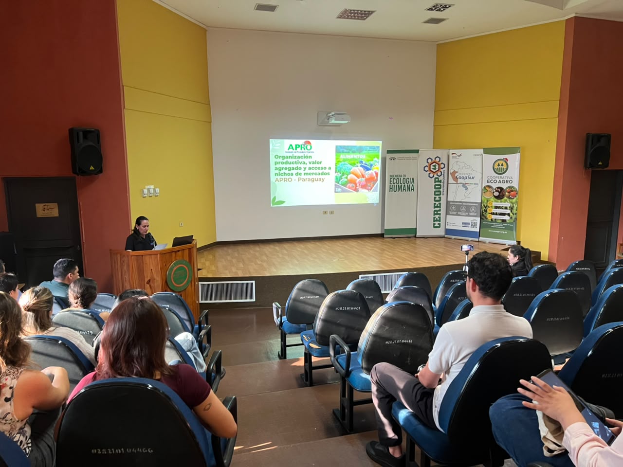 Jornada de Innovación para Jóvenes Emprendedores en la UNA