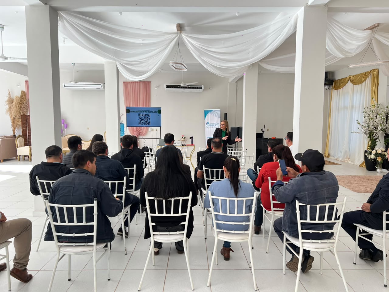 Talleres de liderazgo y oratoria en Manduvirá y Capiibary