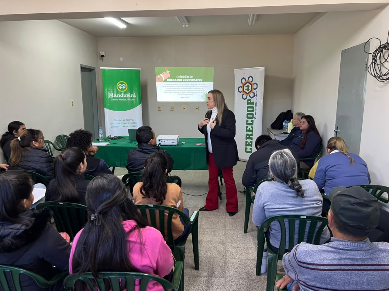 Talleres de liderazgo y oratoria en Manduvirá y Capiibary